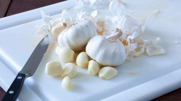 Knoblauch schälen in Sekunden – einfacher Küchen-Hack